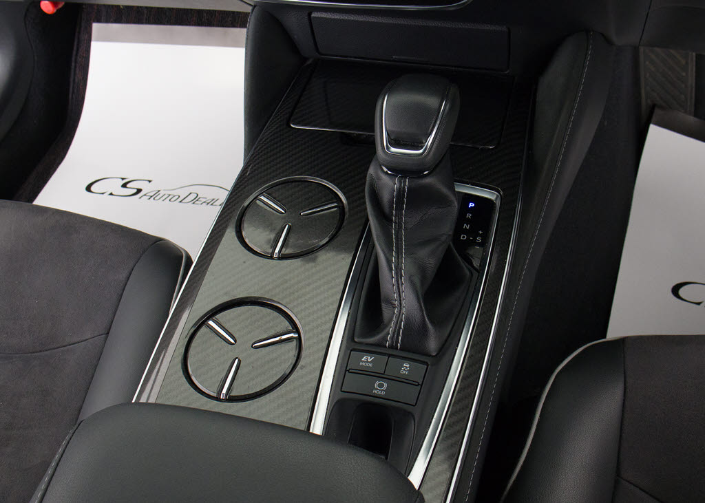 シフト周りです。スッキリとしつつも高級感
や操作性を損なわない作りとなって参ります
。