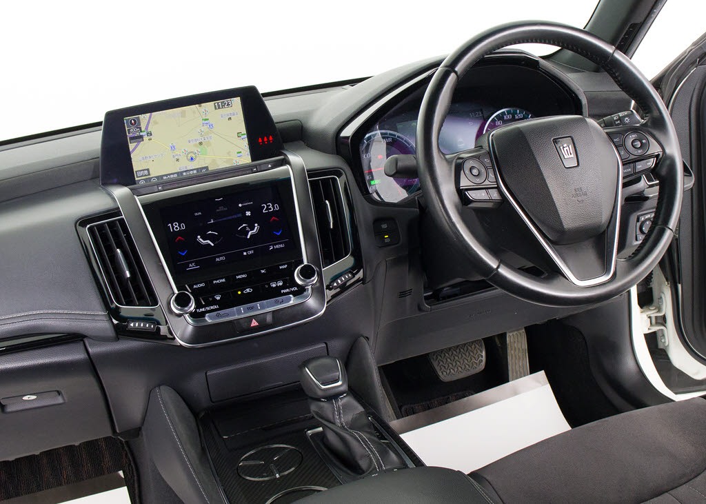 使いやすさや安全性を追求したステアリング
周り！高級車ゆえにスイッチ類が多いのも特
徴ですね！考え尽くされた配置ですぐに使い
こなす事が出来ますのでご安心下さい！是非
、体感してみて下さい！！