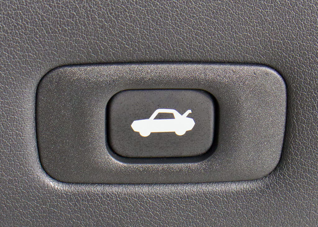 ボタン一つでトランクオープンが可能！車内
から操作できる為、非常に便利な装備の一つ
となります！