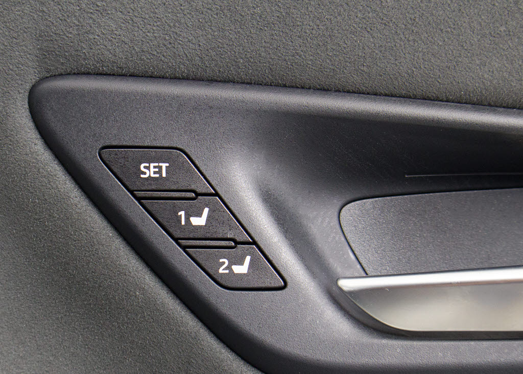 シートメモリー付き！ステアリング、シート
、ドアミラーポジションをメモリー可能です
！