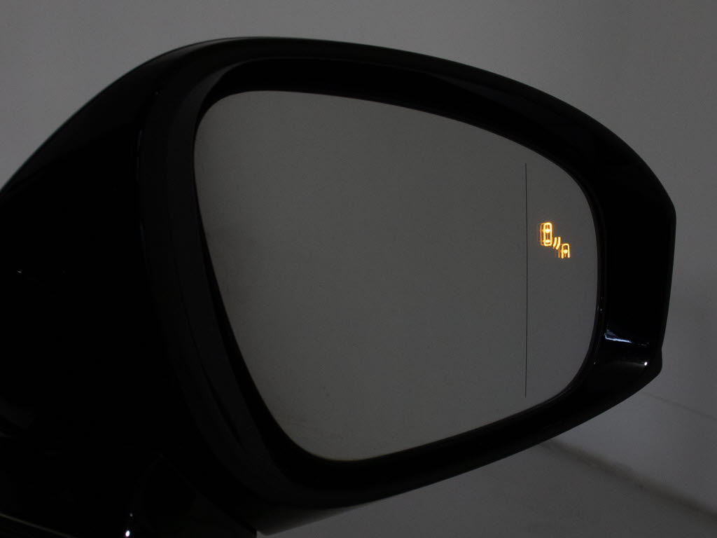 ＢＳＭ（ブラインドスポットモニタ）！隣の
車線を走る車両をレーダーで検知し、ドアミ
ラーでは確認しにくい後側方エリアに存在す
る車両に加えて、急接近してくる車両も検知
します。