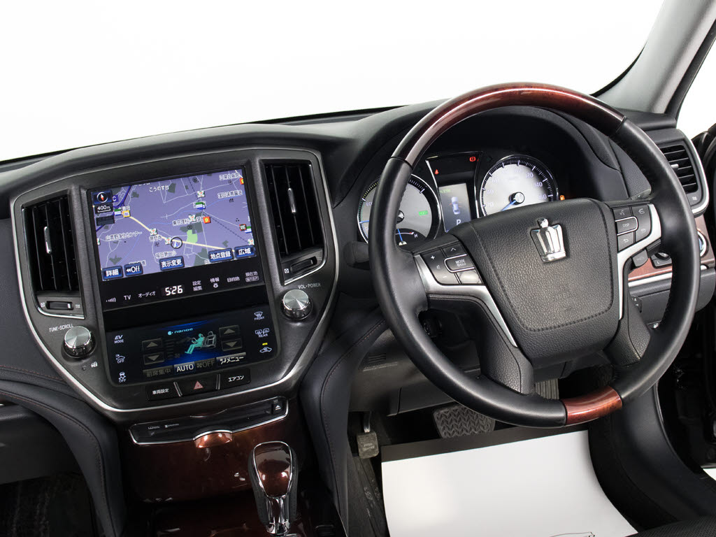 使いやすさや安全性を追求したステアリング
周り！高級車ゆえにスイッチ類が多いのも特
徴ですね！考え尽くされた配置ですぐに使い
こなす事が出来ますのでご安心下さい！是非
、体感してみて下さい！！