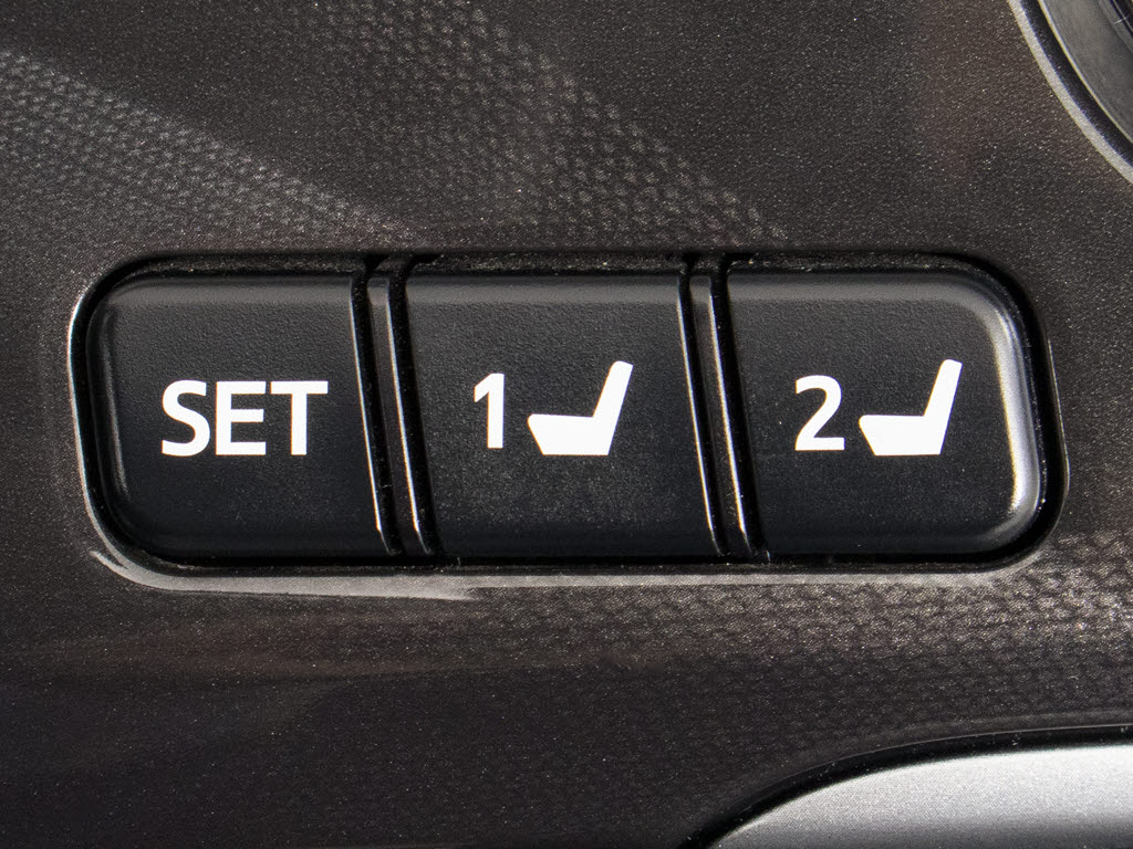 シートメモリー付き！ステアリング、シート
、ドアミラーポジションをメモリー可能です
！