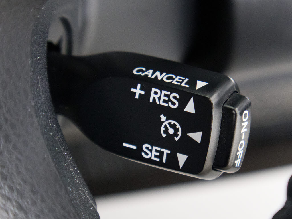 【オートクルーズコントロール】搭載。アク
セル操作なしでも車が自動でスピードを保っ
てくれる機能です長距離の高速は楽々です。