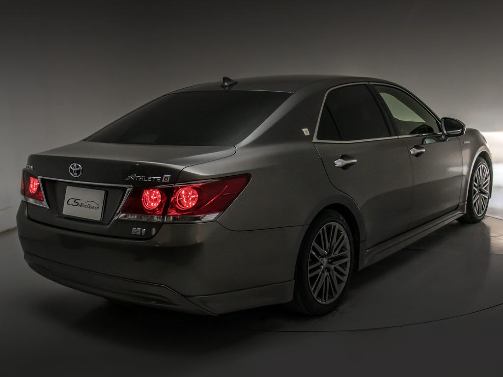 個性的なリアビューで御座います。精悍な佇
まいは高級車ならではです。