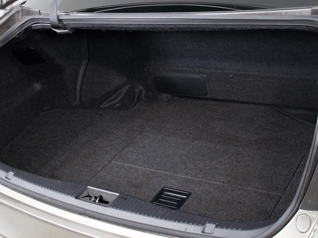 トランクが狭いと思っておりませんか？実際
は大容量トランクです！旅行等の長距離ドラ
イブも快適です！また、屋根付きスペースを
完備しておりますので、夜間でも、雨でも雪
の日だってゆっくりご覧頂けます。