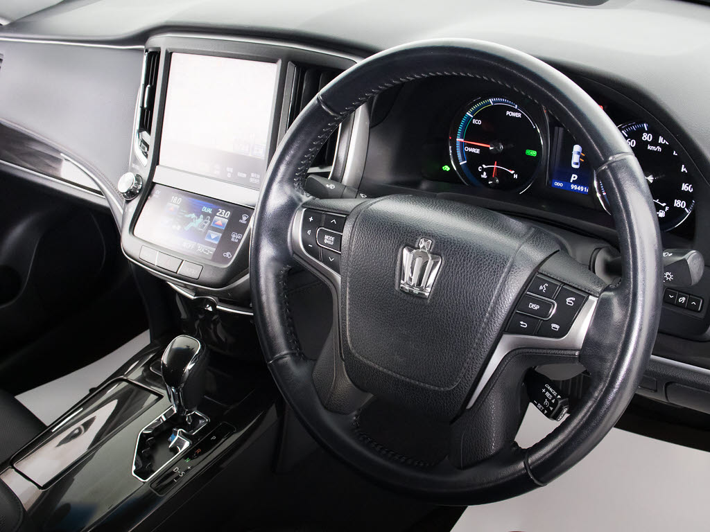 ★使いやすさや安全性を追求したステアリン
グ周り！高級車ゆえにスイッチ類が多いのも
特徴ですね！考え尽くされた配置ですぐに使
いこなす事が出来ますのでご安心下さい！是
非、体感してみて下さい！！