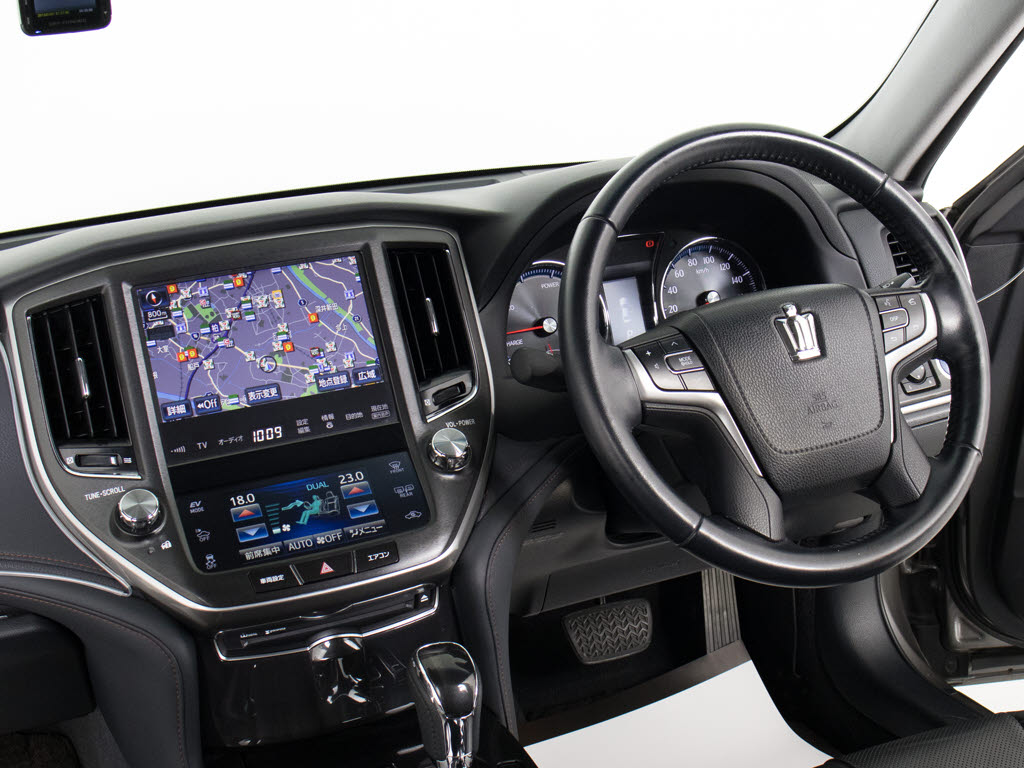 使いやすさや安全性を追求したステアリング
周り！高級車ゆえにスイッチ類が多いのも特
徴ですね！考え尽くされた配置ですぐに使い
こなす事が出来ますのでご安心下さい！是非
、体感してみて下さい！！