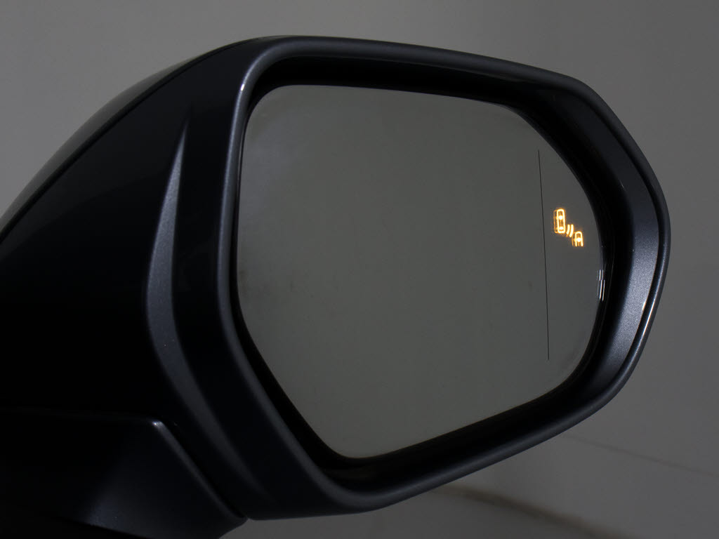 ＢＳＭ（ブラインドスポットモニタ）！隣の
車線を走る車両をレーダーで検知し、ドアミ
ラーでは確認しにくい後側方エリアに存在す
る車両に加えて、急接近してくる車両も検知
します。