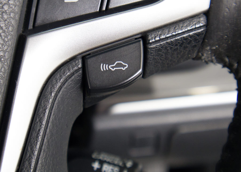 衝突回避支援型プリクラッシュセーフティシ
ステム　前方に出現した障害物に対し警報を
発し、ドライバーに警告。同時にブレーキア
シストにより衝突回避と速度を軽減します。