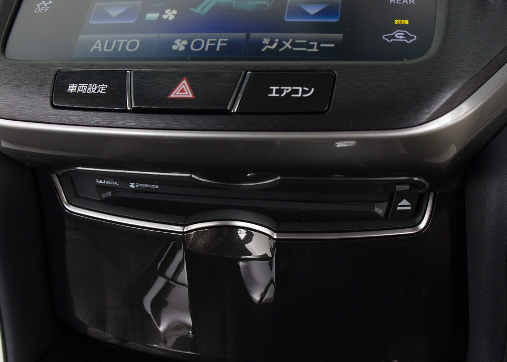 ＣＤはもちろんの事、ＤＶＤ再生も可能です
。フルセグ地デジにも対応しさらにＢｌｕｅ
ｔｏｏｔｈにも対応しております