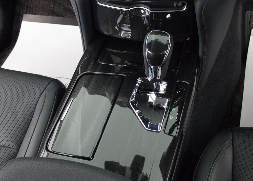 シフト周りです。スッキリとしつつも高級感
や操作性を損なわない作りとなって参ります
。