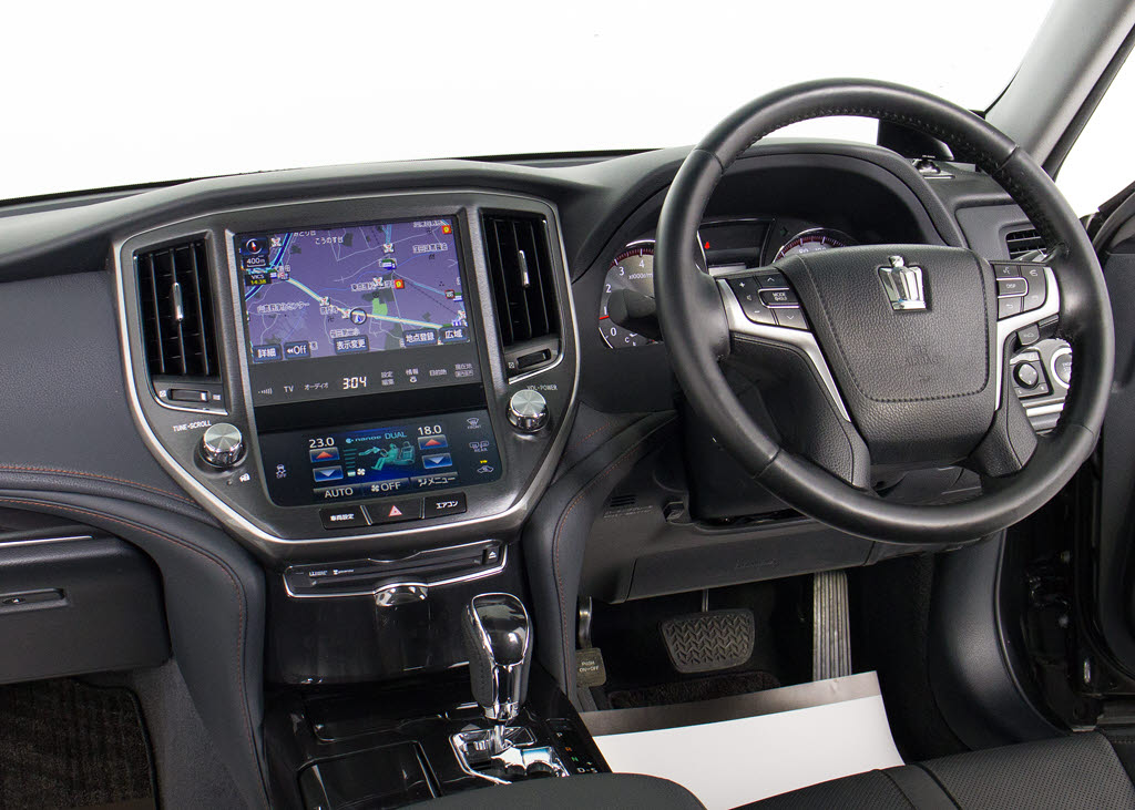 使いやすさや安全性を追求したステアリング
周り！高級車ゆえにスイッチ類が多いのも特
徴ですね！考え尽くされた配置ですぐに使い
こなす事が出来ますのでご安心下さい！是非
、体感してみて下さい！！