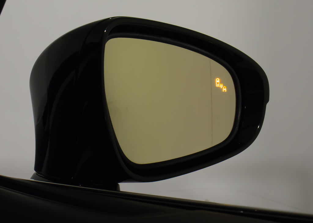 ＢＳＭ（ブラインドスポットモニタ）！隣の
車線を走る車両をレーダーで検知し、ドアミ
ラーでは確認しにくい後側方エリアに存在す
る車両に加えて、急接近してくる車両も検知
します。