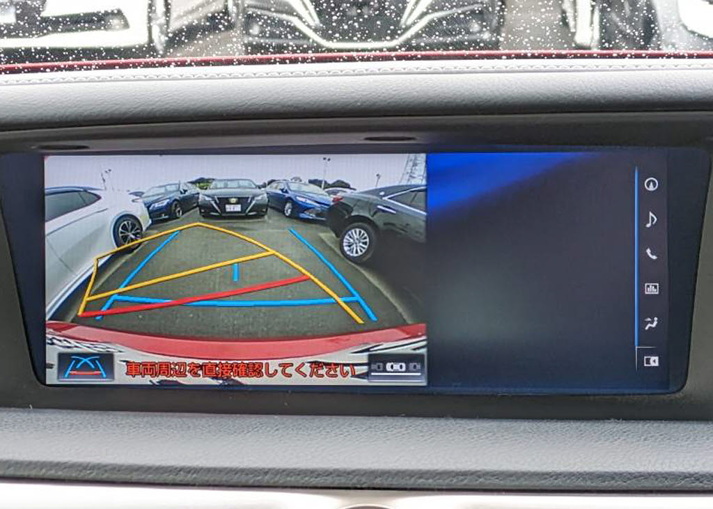 カラーバックカメラが付いています！バック
にギアを入れると、後方視界が自動的にマル
チ画面に映し出されます！夜も明るく見えま
すので、すごく便利！！一度使うとカメラ無
しには乗りたくない程！