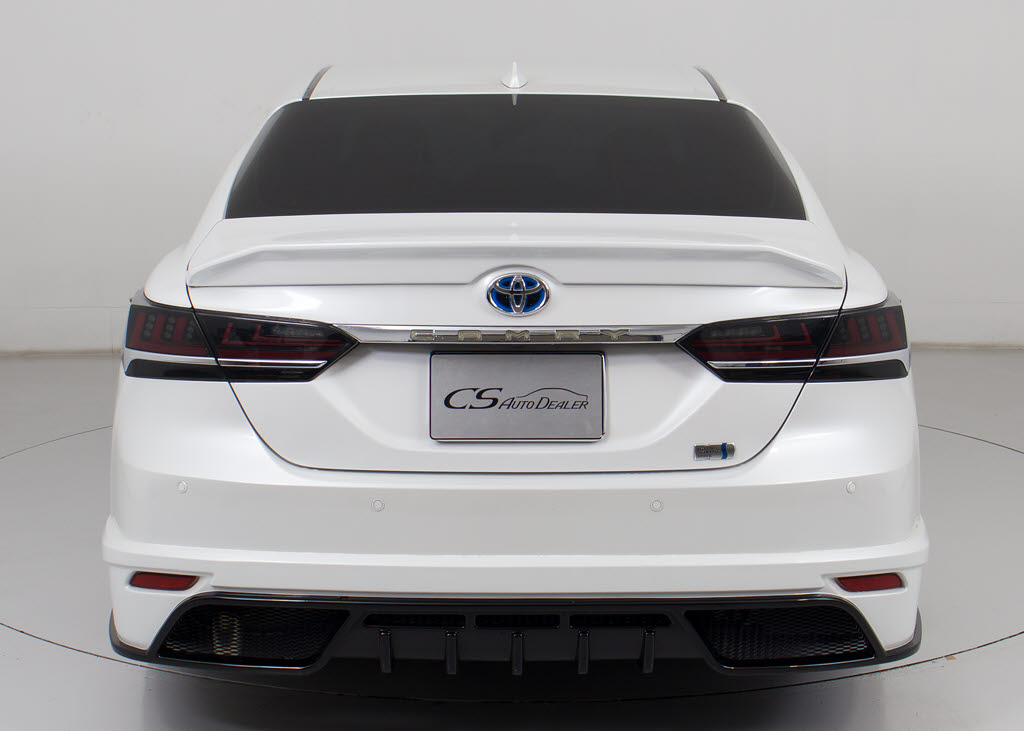 トランクスポイラーが装着されています！お
好みはいかがですか？今付いているデザイン
以外にも、各ブランドのエアロを格安にてお
取付け出来ます！又、エアロを外してノーマ
ル状態にする事も出来ます！！