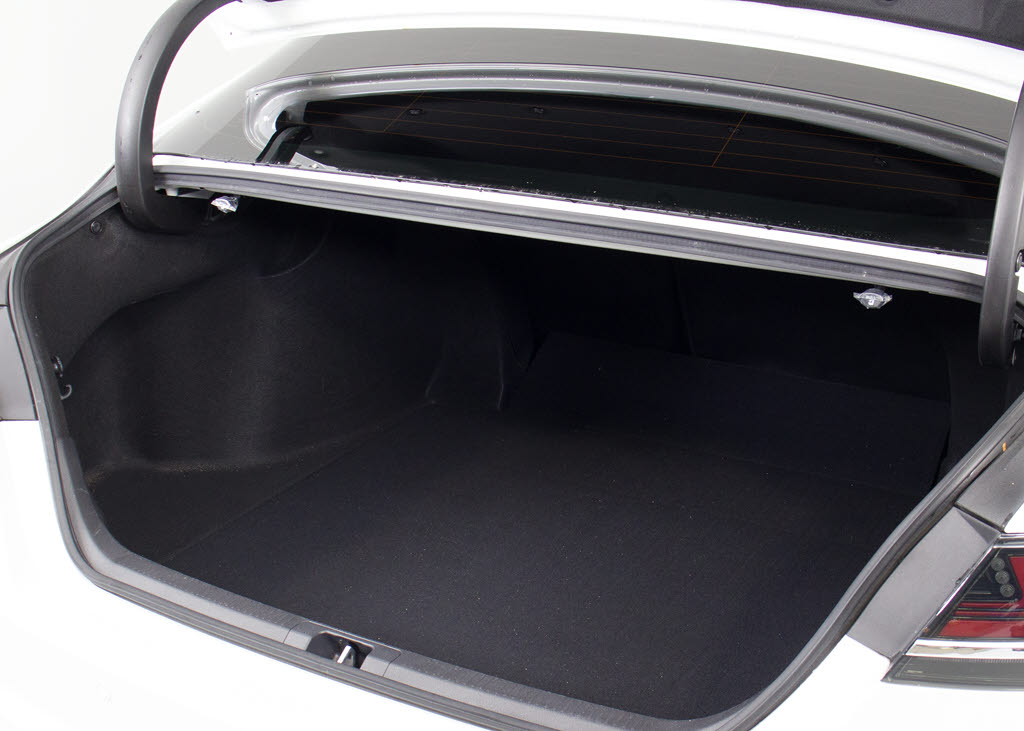 トランクが狭いと思っておりませんか？実際
は大容量トランクです！旅行等の長距離ドラ
イブも快適です！また、屋根付きスペースを
完備しておりますので、夜間でも、雨でも雪
の日だってゆっくりご覧頂けます。