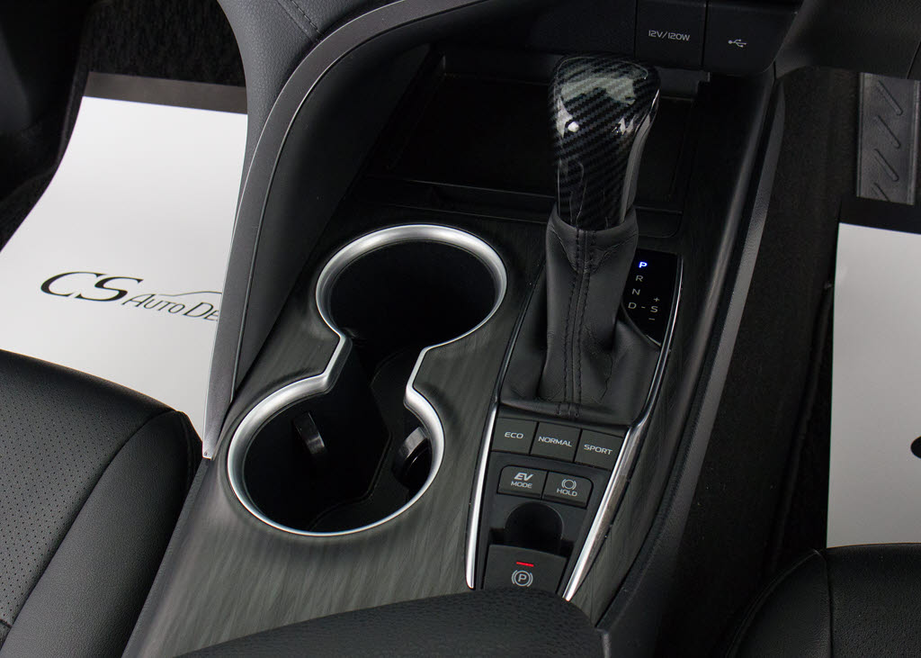 シフト周りです。スッキリとしつつも高級感
や操作性を損なわない作りとなって参ります
。