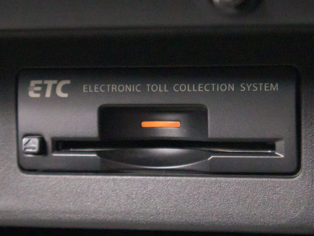 コンソール内一体型のビルトインＥＴＣ装備
！見た目の部分も良いですが、ＥＴＣカード
の盗難防止になる設置箇所です！料金所の渋
滞回避！時間帯・日によって料金の軽減を受
けられます！ストレス知らずのドライブ！