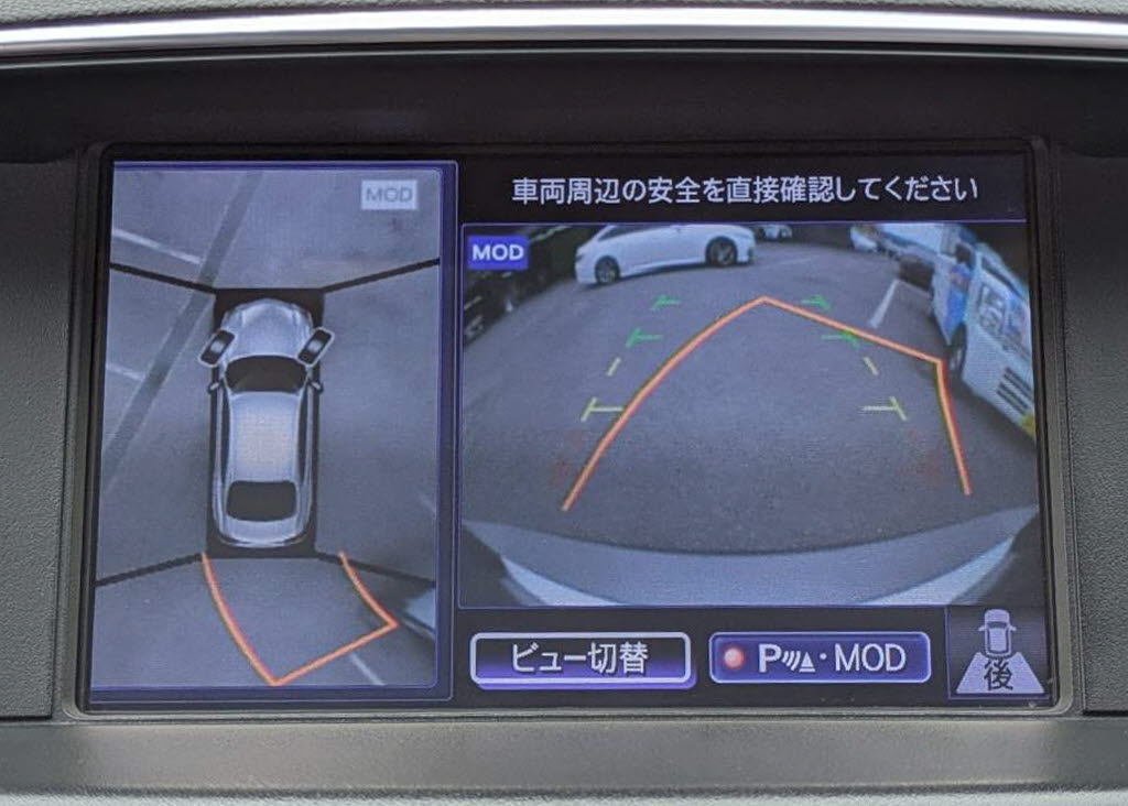 アラウンドビューモニターを装備！上から車
両を見下ろしたような映像をナビ画面に表示
できます。車両前後左右に搭載した４つのカ
メラ映像を継ぎ目なく合成！目視では見えな
い部分もリアルタイムで見れます。