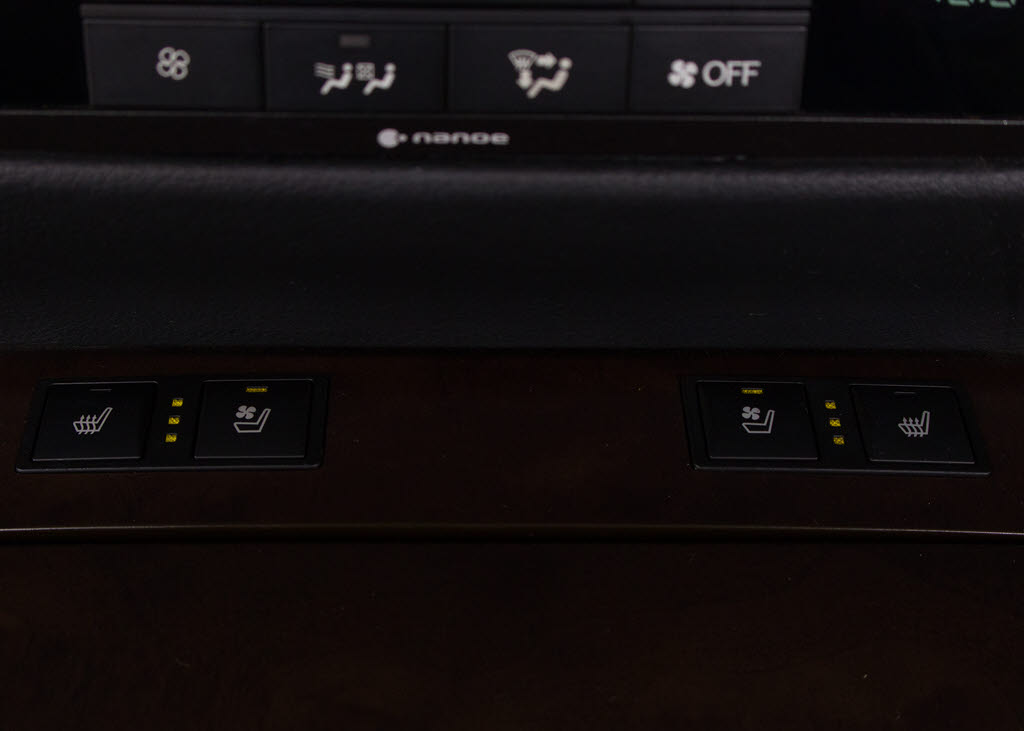 ★快適エアシート＆シートヒーターを装備し
ています！高級車ならではの装備です！シー
トが暖まる機能！シートから冷風が出る機能
！どちらも付いています！！寒い冬も、暑い
夏も快適にご乗車頂けますよ！！