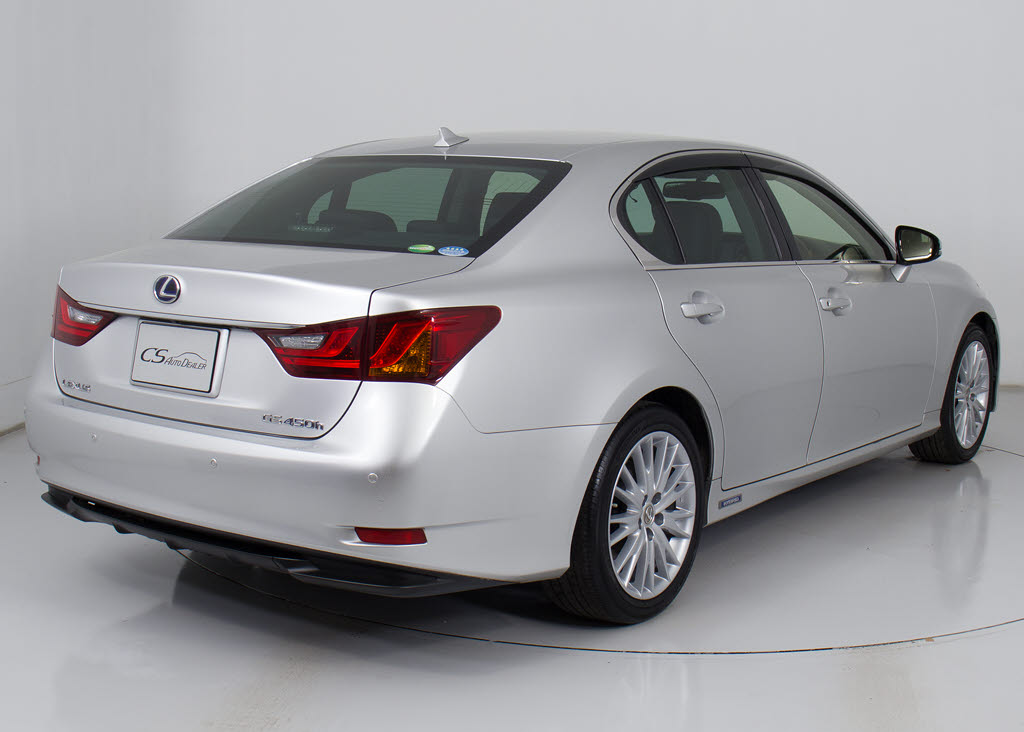 個性的なリアビューで御座います。精悍な佇
まいは高級車ならではです。