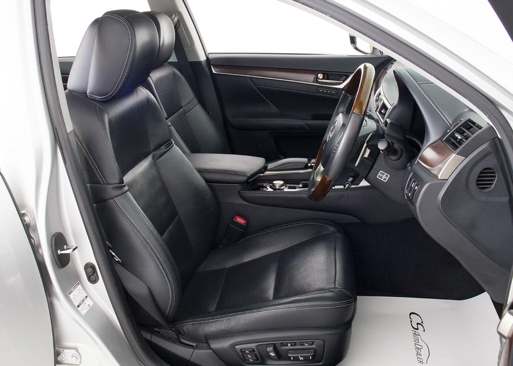 電動パワーシート完備！細かな自身に合った
ドライビングポジションの設定が可能となり
ます！