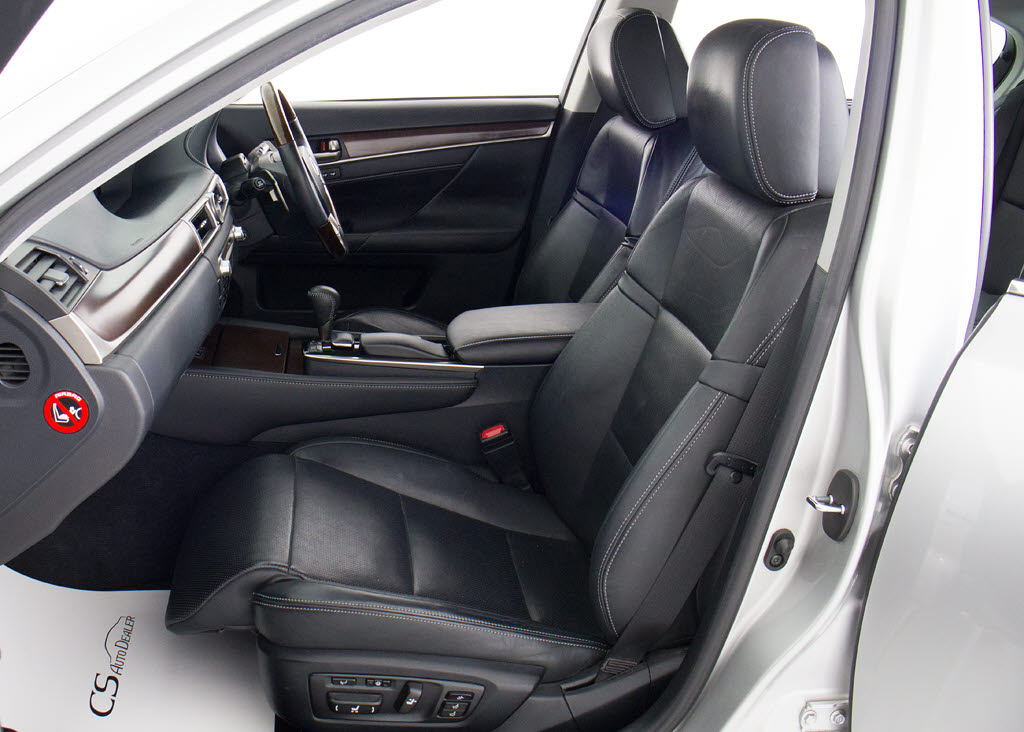 オットマン搭載！！足を伸ばしても当たらな
い？？そんな快適特別空間です！！