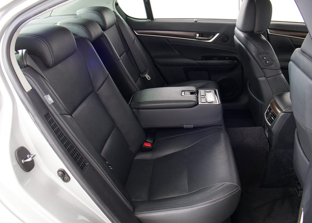 赤革、茶革、黒革、白革、黒×赤コンビ革・
・・お好みの色で新品本革シートを作成でき
ます！オリジナル本革でカーライフを満喫は
いかがでしょうか？ご興味ある方は、デザイ
ン等含め当社までお問い合わせください！