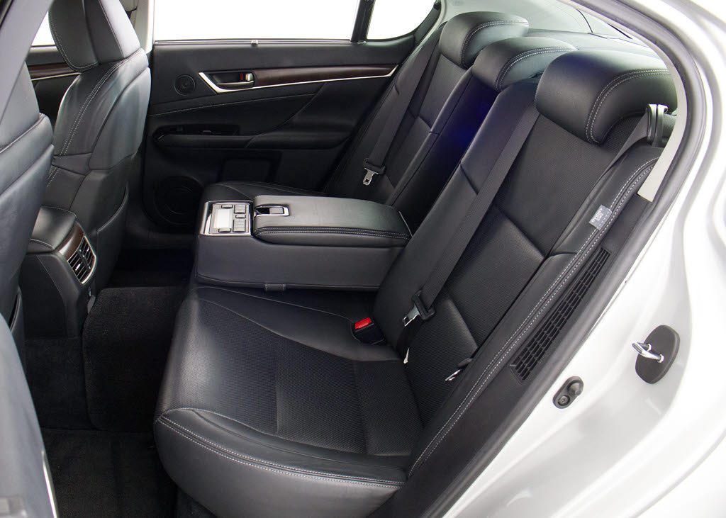 赤革、茶革、黒革、白革、黒×赤コンビ革・
・・お好みの色で新品本革シートを作成でき
ます！オリジナル本革でカーライフを満喫は
いかがでしょうか？ご興味ある方は、デザイ
ン等含め当社までお問い合わせください！