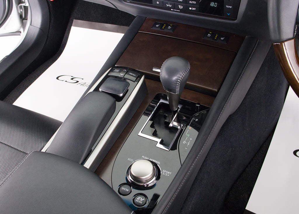 シフト周りです。スッキリとしつつも高級感
や操作性を損なわない作りとなっております
。