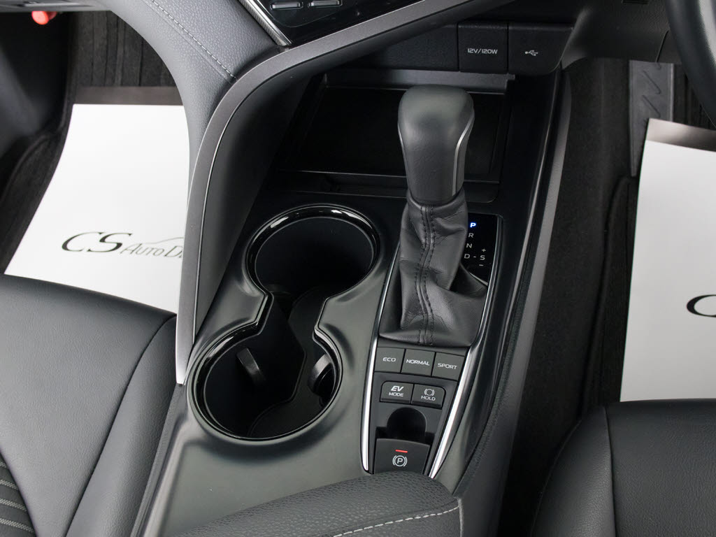 シフト周りです。スッキリとしつつも高級感
や操作性を損なわない作りとなって参ります
。