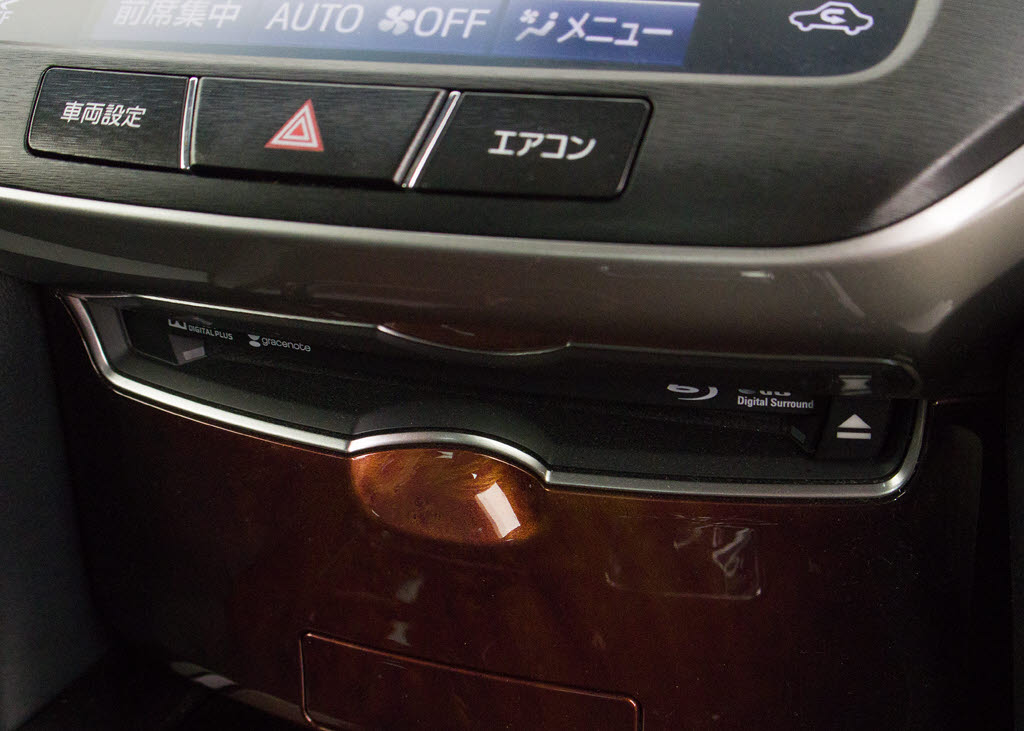 ＣＤはもちろんの事、ＤＶＤ＆Ｂｌｕ－ｒａ
ｙ再生も可能です。フルセグ地デジにも対応
しさらにＢｌｕｅｔｏｏｔｈにも対応してお
ります