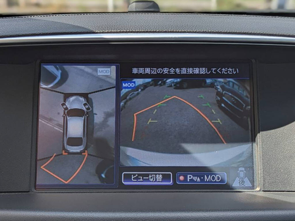 アラウンドビューモニターを装備！上から車
両を見下ろしたような映像をナビ画面に表示
できます。車両前後左右に搭載した４つのカ
メラ映像を継ぎ目なく合成！目視では見えな
い部分もリアルタイムで見れます。