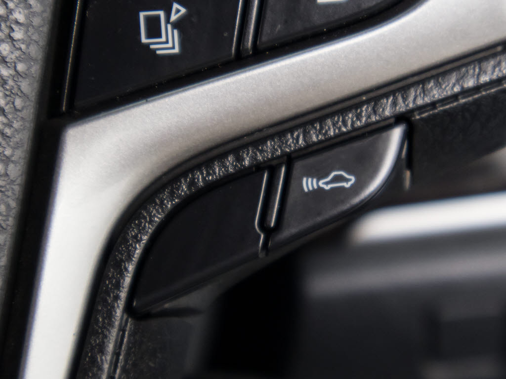 衝突回避支援型プリクラッシュセーフティシ
ステム　前方に出現した障害物に対し警報を
発し、ドライバーに警告。同時にブレーキア
シストにより衝突回避と速度を軽減します。