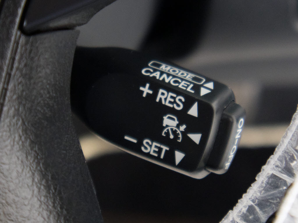 レーダークルーズコントロール　　ミリ波レ
ーダーと単眼カメラで先行車を認識し、車速
に応じた車間距離を保ちながら追従走行を支
援します。