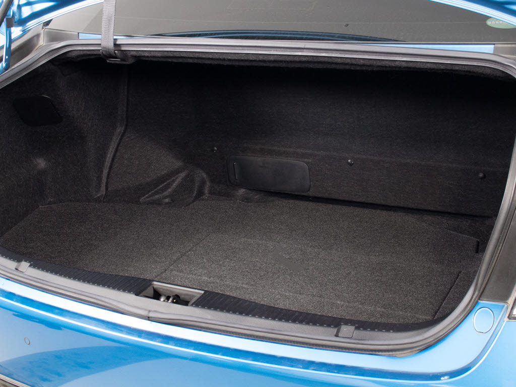 トランクが狭いと思っておりませんか？実際
は大容量トランクです！旅行等の長距離ドラ
イブも快適です！また、屋根付きスペースを
完備しておりますので、夜間でも、雨でも雪
の日だってゆっくりご覧頂けます。