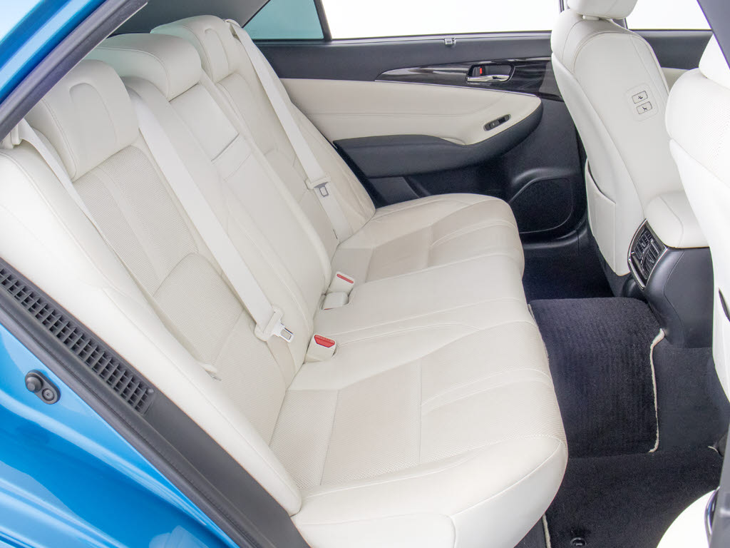 人気の本革シート付きです！！本革が装備さ
れるだけで高級感が増します！当社では、本
革シートのカラー変更や張替えも出来ます！
ワイン・茶・赤・青・オレンジ・黄色・コン
ビ色など何でもＯＫです！