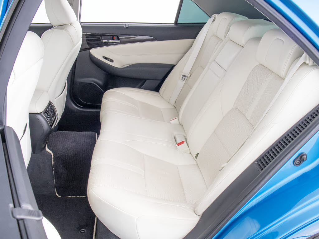 人気の本革シート付きです！！本革が装備さ
れるだけで高級感が増します！当社では、本
革シートのカラー変更や張替えも出来ます！
ワイン・茶・赤・青・オレンジ・黄色・コン
ビ色など何でもＯＫです！