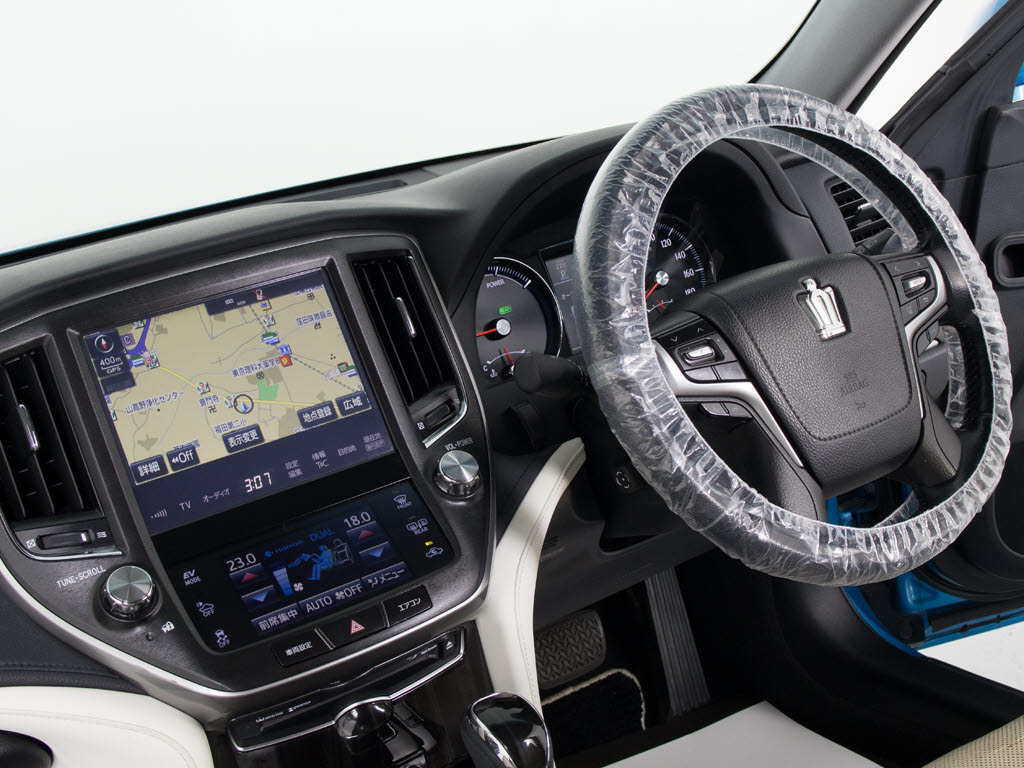 使いやすさや安全性を追求したステアリング
周り！高級車ゆえにスイッチ類が多いのも特
徴ですね！考え尽くされた配置ですぐに使い
こなす事が出来ますのでご安心下さい！是非
、体感してみて下さい！！