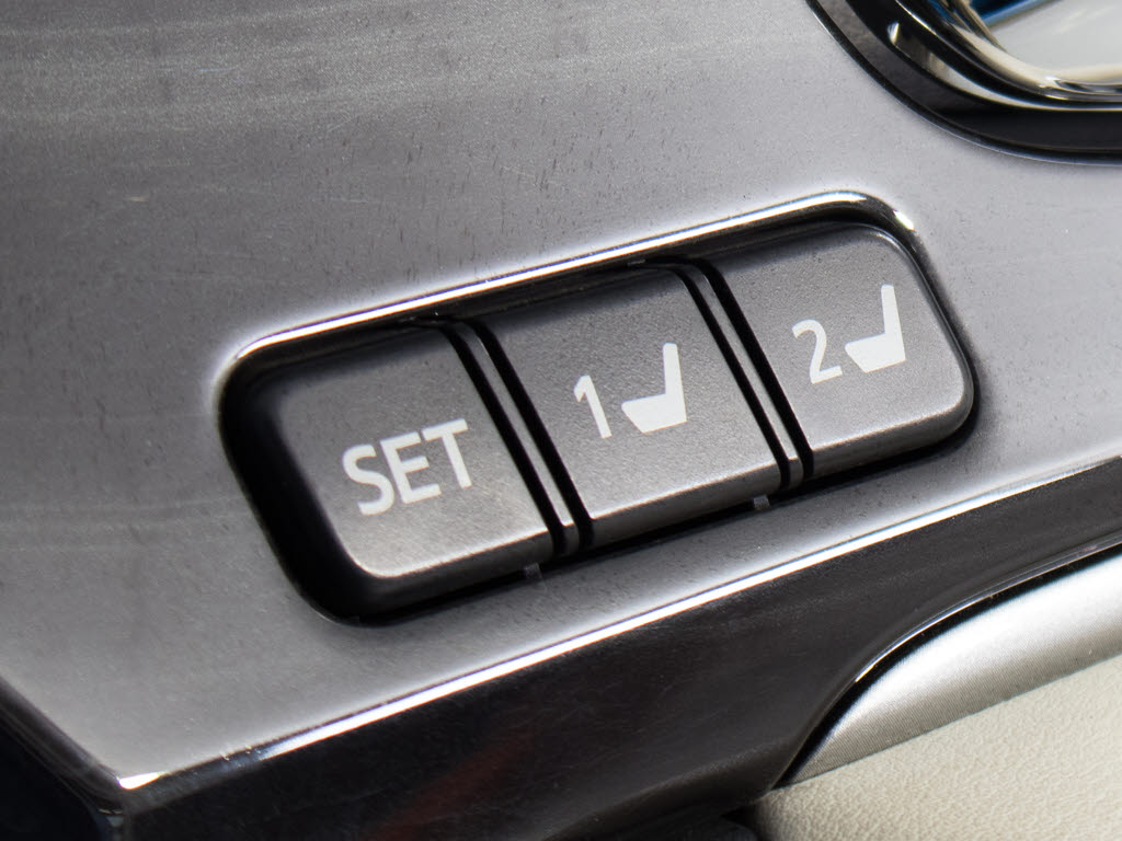 シートメモリー付き！ステアリング、シート
、ドアミラーポジションをメモリー可能です
！