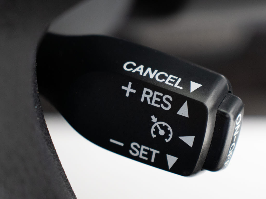 【オートクルーズコントロール】搭載。アク
セル操作なしでも車が自動でスピードを保っ
てくれる機能です長距離の高速は楽々です。