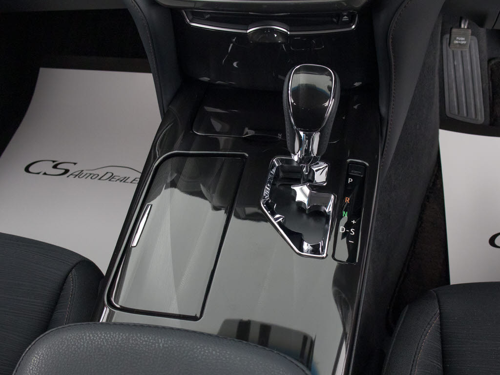 シフト周りです。スッキリとしつつも高級感
や操作性を損なわない作りとなって参ります
。