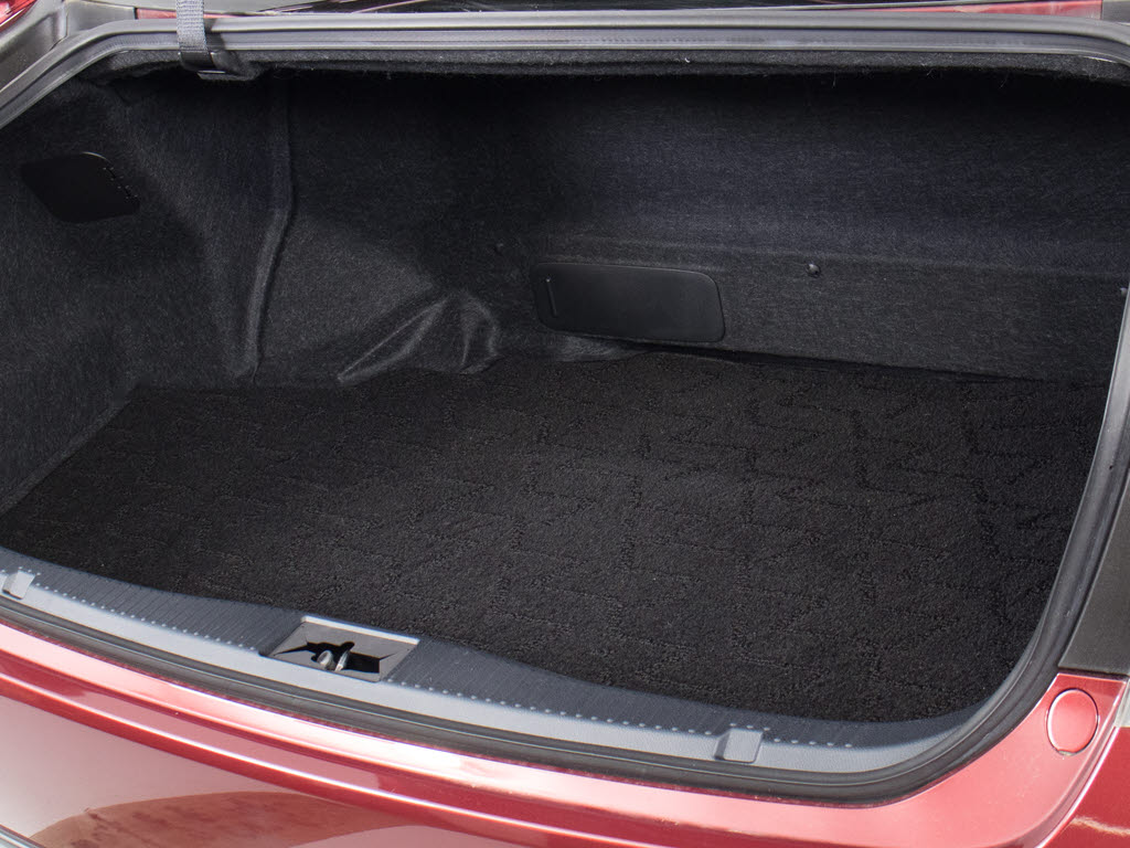 トランクが狭いと思っておりませんか？実際
は大容量トランクです！旅行等の長距離ドラ
イブも快適です！また、屋根付きスペースを
完備しておりますので、夜間でも、雨でも雪
の日だってゆっくりご覧頂けます。