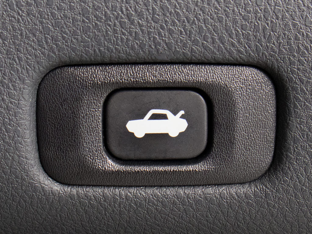 ボタン一つでトランクオープンが可能！車内
から操作できる為、非常に便利な装備の一つ
となります！