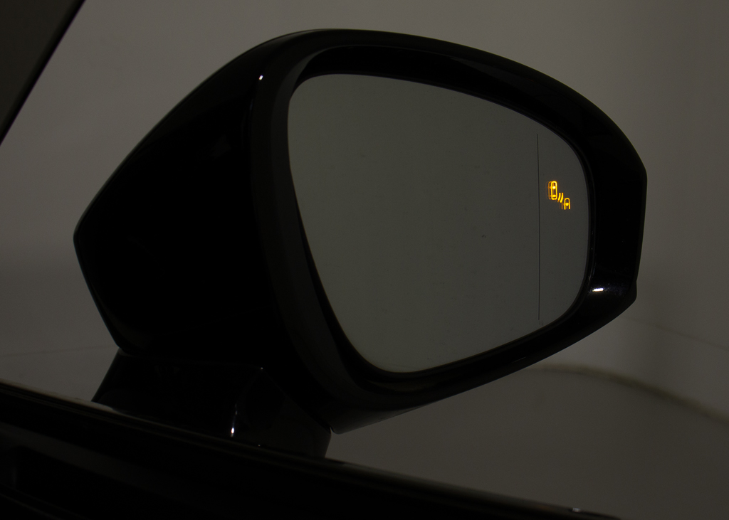ＢＳＭ（ブラインドスポットモニタ）！隣の
車線を走る車両をレーダーで検知し、ドアミ
ラーでは確認しにくい後側方エリアに存在す
る車両に加えて、急接近してくる車両も検知
します。