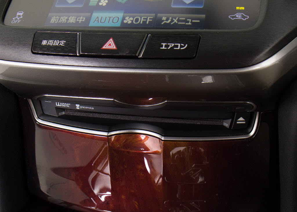 ＣＤはもちろんの事、ＤＶＤ再生も可能です
。フルセグ地デジにも対応しさらにＢｌｕｅ
ｔｏｏｔｈにも対応しております
