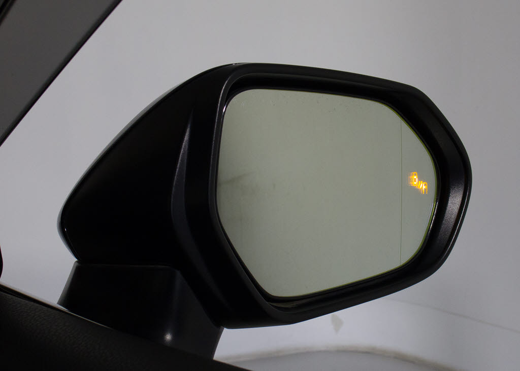 ＢＳＭ（ブラインドスポット）モニター装備
！死角の車の接近をお知らせしてくれる安全
装備になります！