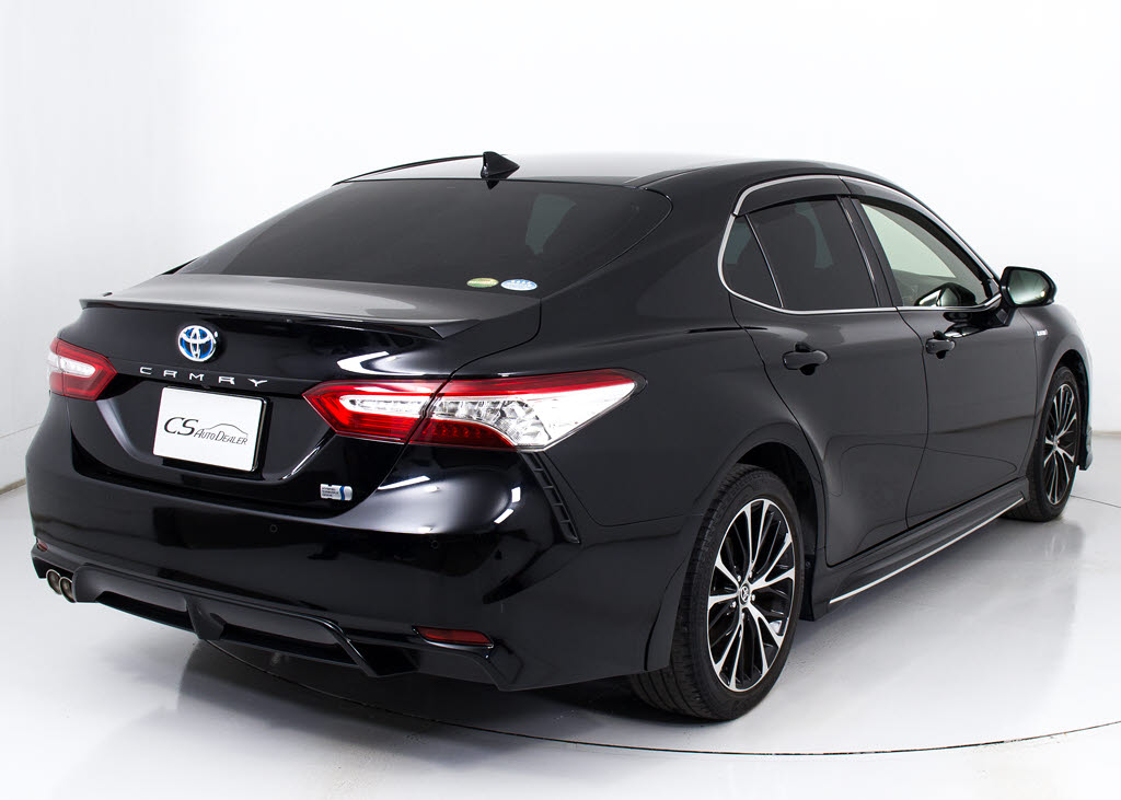 個性的なリアビューで御座います。精悍な佇
まいは高級車ならではです。