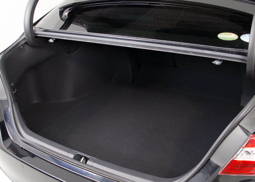 トランクが狭いと思っておりませんか？実際
は大容量トランクです！旅行等の長距離ドラ
イブも快適です！また、屋根付きスペースを
完備しておりますので、夜間でも、雨でも雪
の日だってゆっくりご覧頂けます。